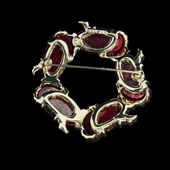 Vintage Kramer Gold Tone And Thermoset Lucite Wreath Brooch (5006) - Picture 4 of 5